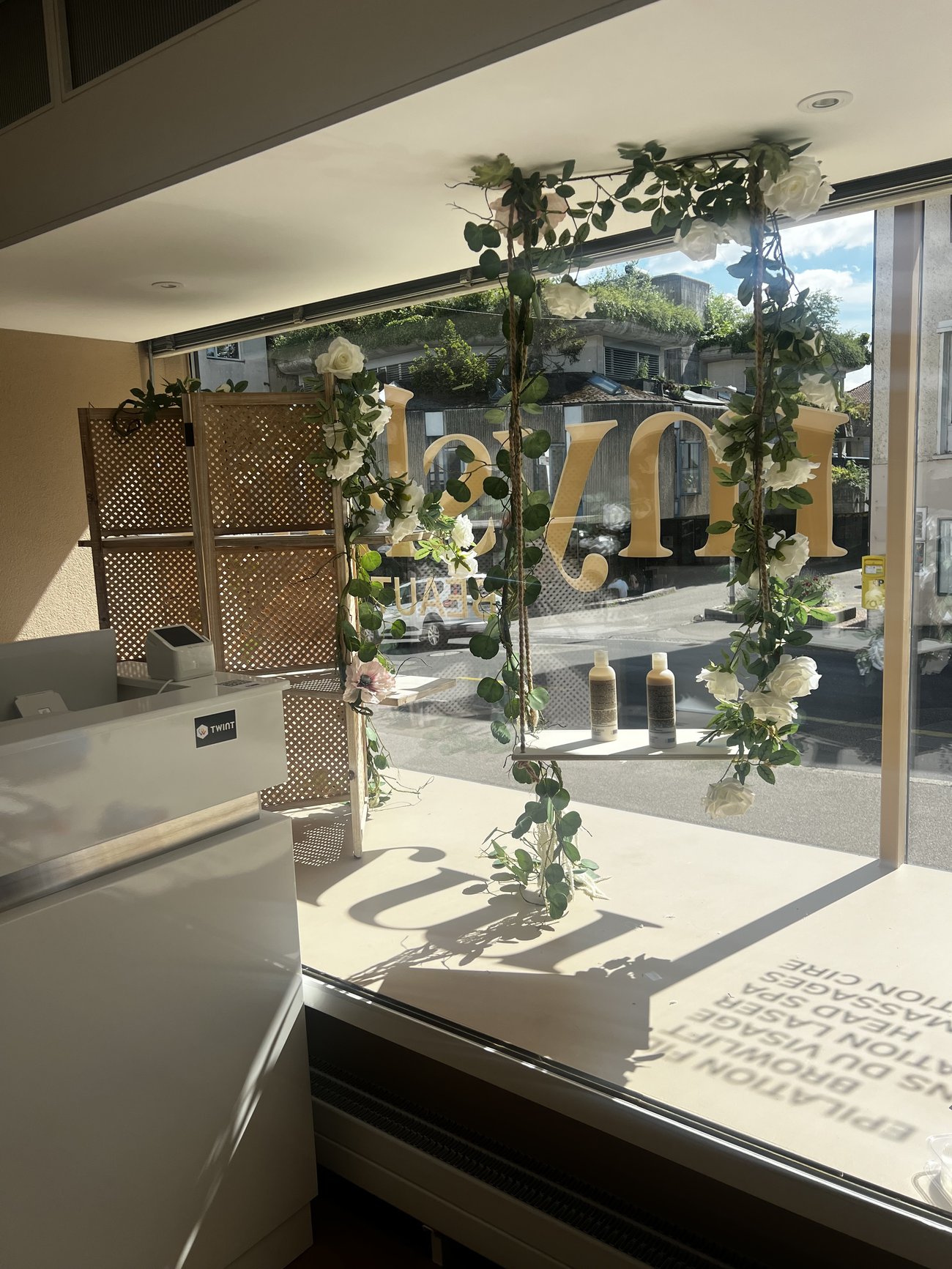Vitrine et intérieur lumineux de l'institut mySkin Delémont